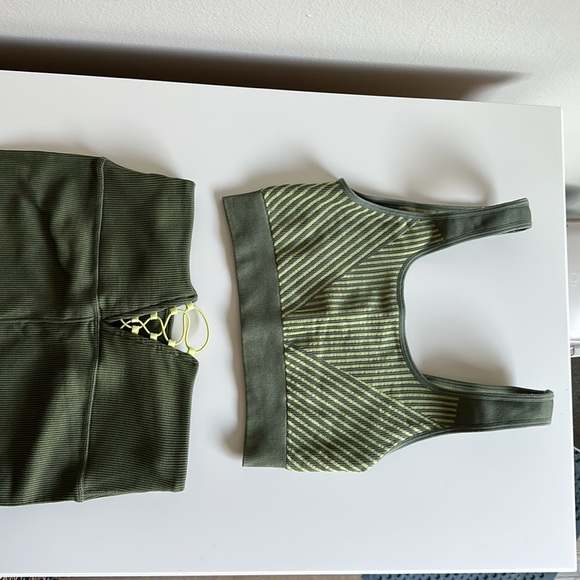 Green Fabletics workout Set - Picture 2 of 6